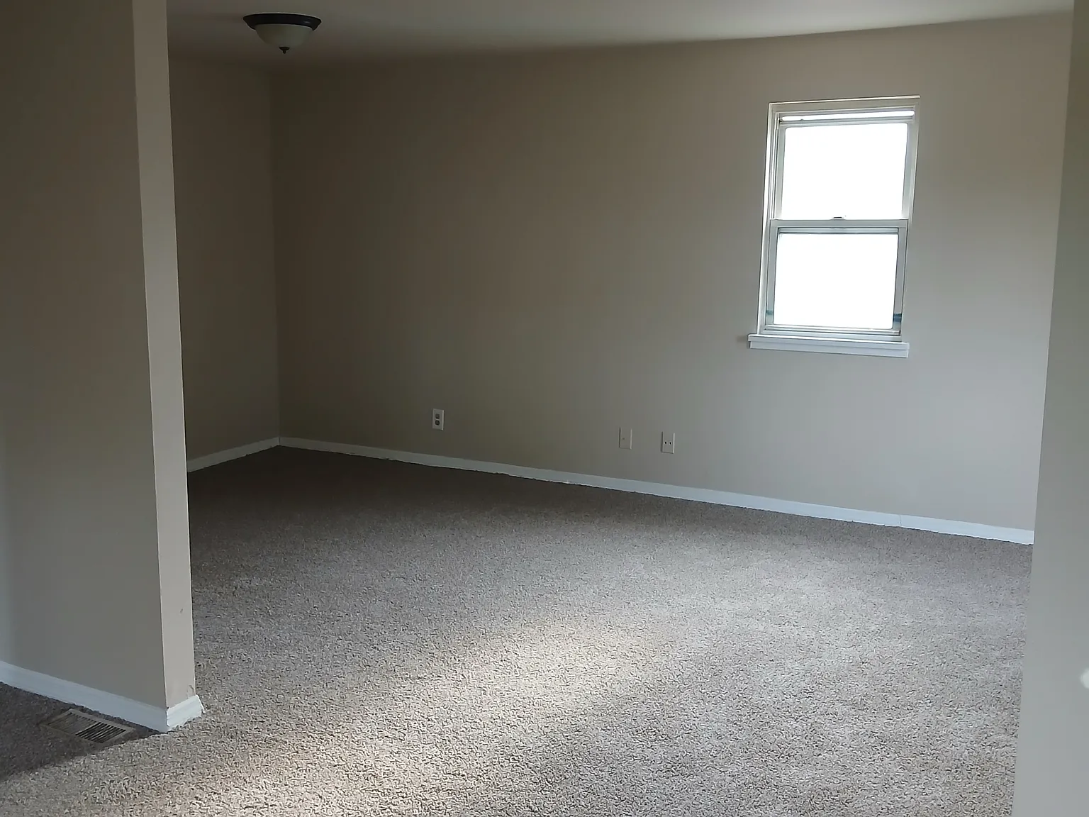 3 bed, 1100 sqft, $925 — Photo 2