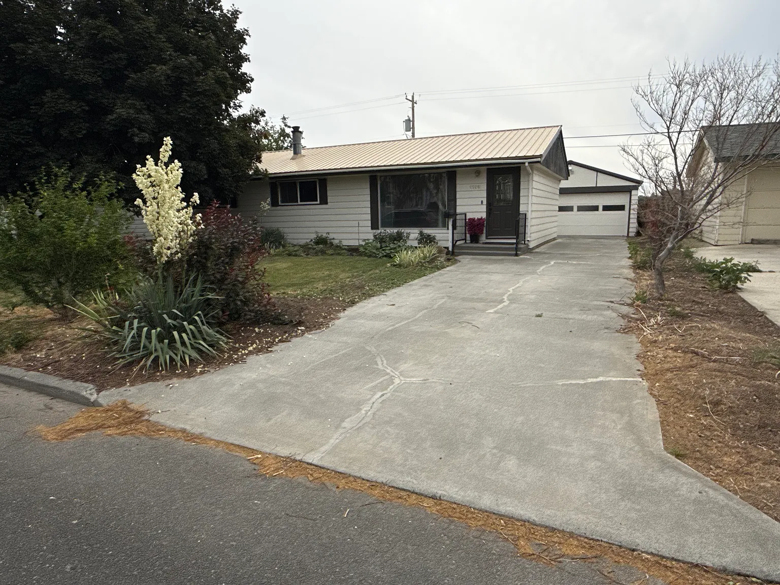 3 bed, 2112 sqft, $2,300 — Photo 3