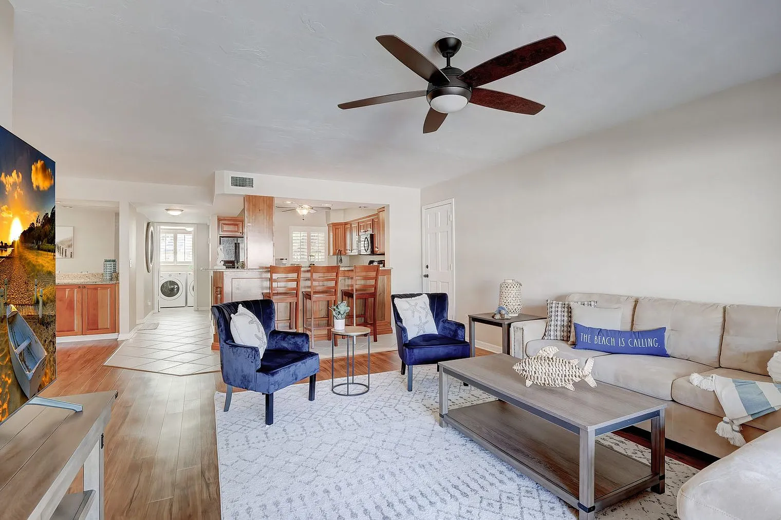 2 bed, 2.0 bath, 1377 sqft, $4,290 — Photo 2