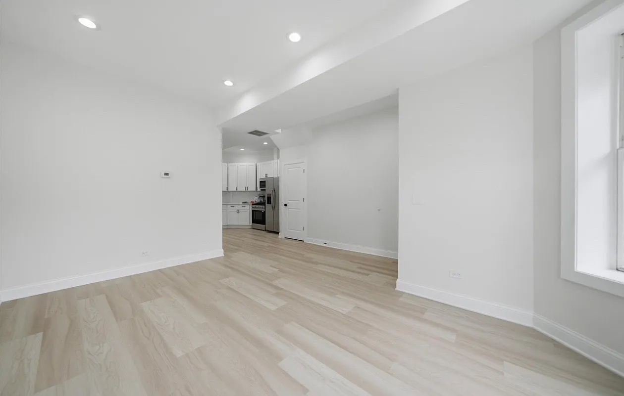 3 bed, 2200 sqft, $1,900 — Photo 4