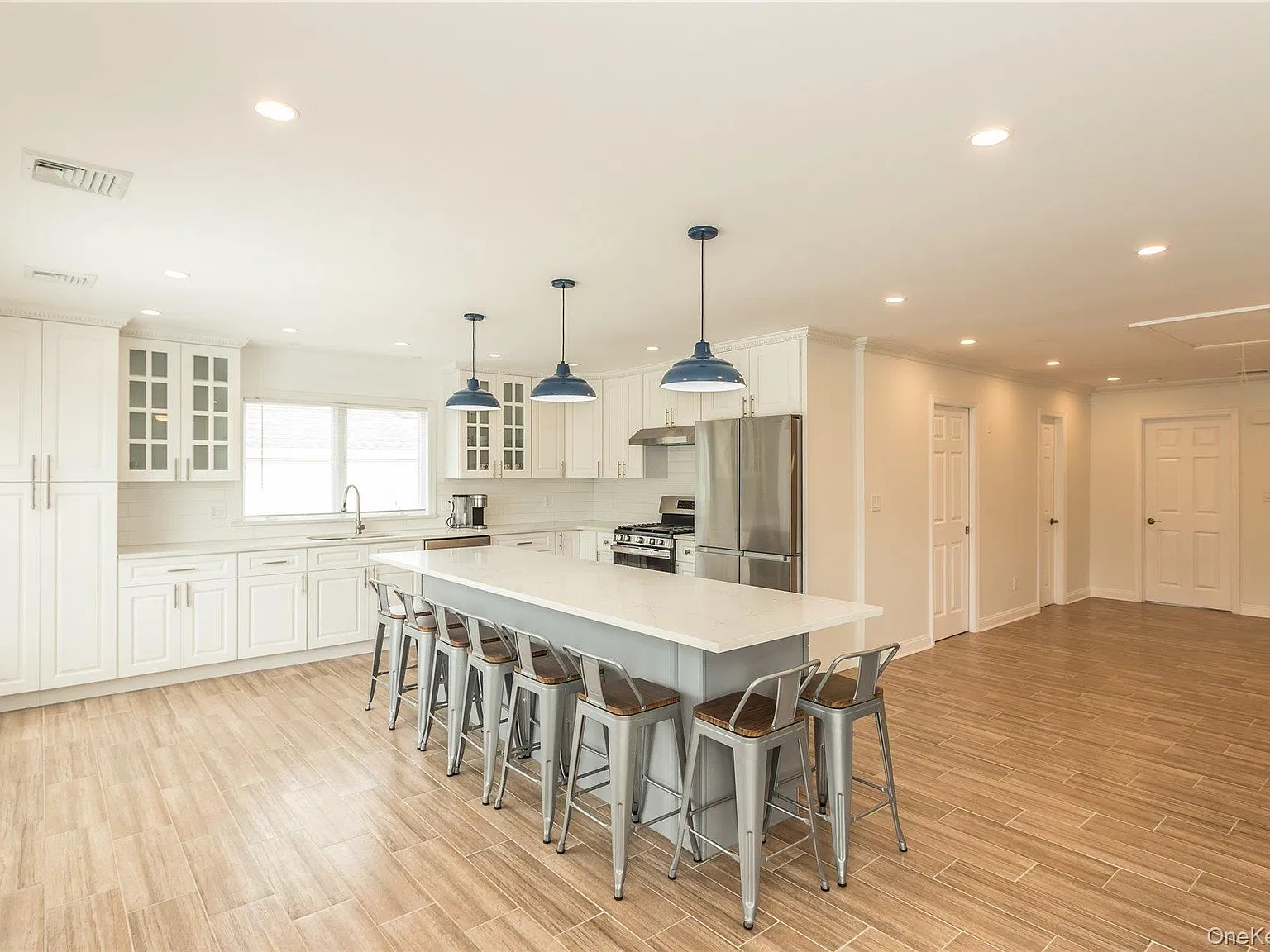 3 bed, 2.0 bath, 1800 sqft, $4,200 — Photo 2