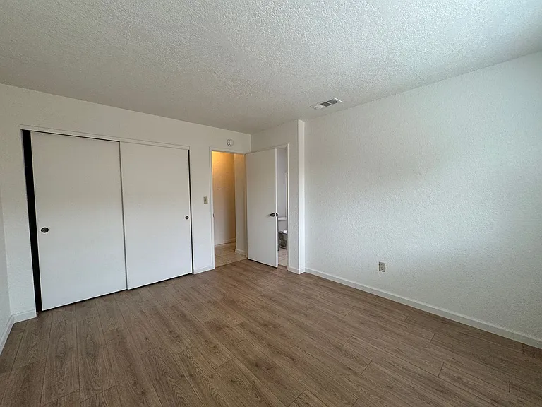 2047 Deauville Dr — Photo 21
