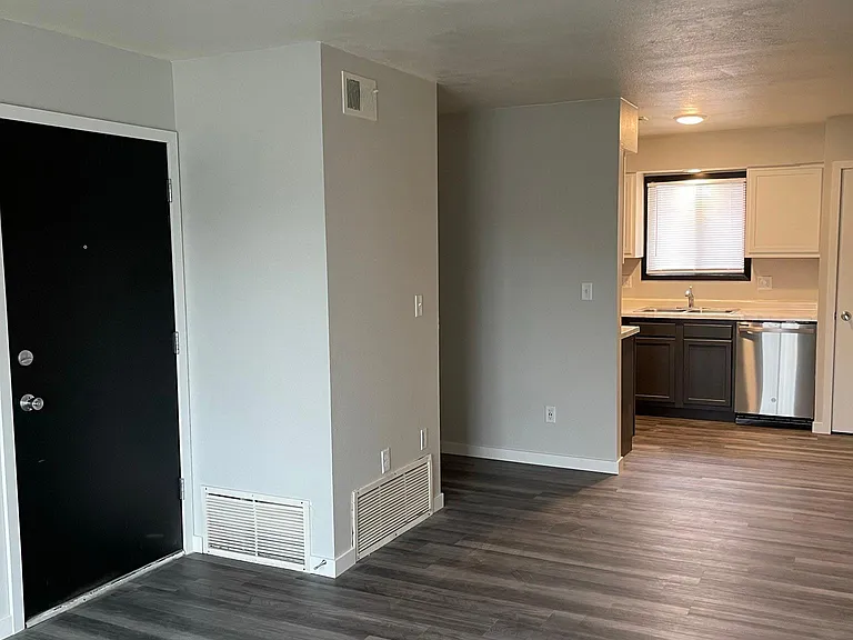 132 N Dodge St #6 — Photo 5