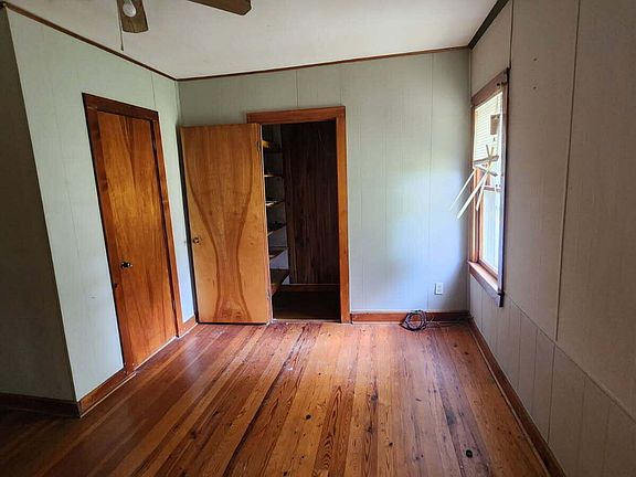 4th image of 803 W Country Rd