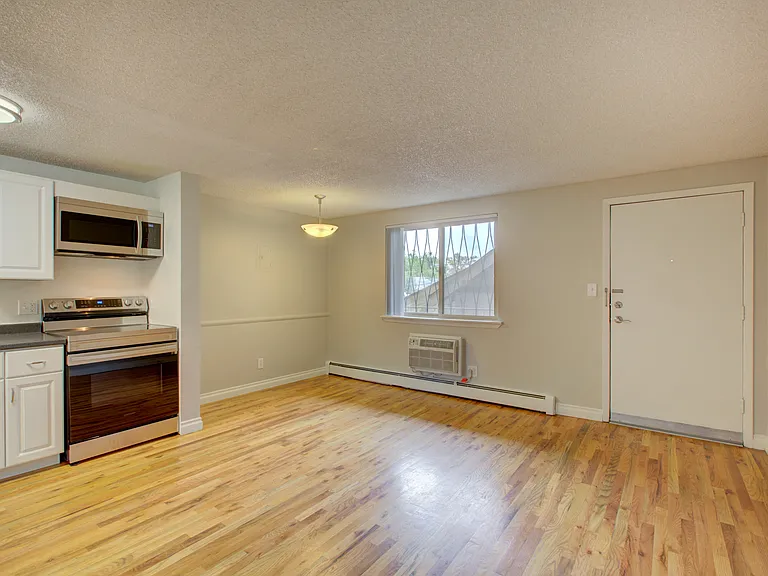 8 S Clarkson Street — Photo 16
