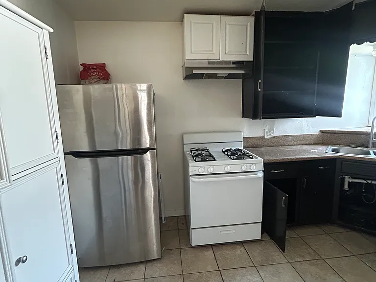615 Garrett Ave — Photo 2