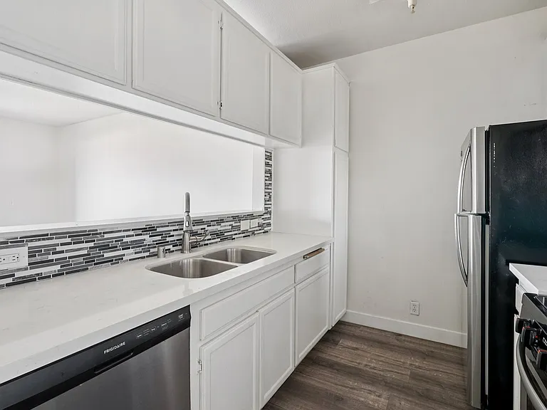 11657 Oxnard Str. — Photo 12