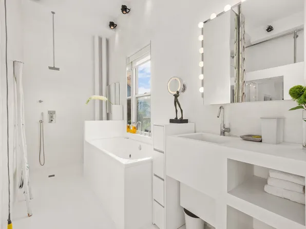 400 East 52nd Street image 13 of 21