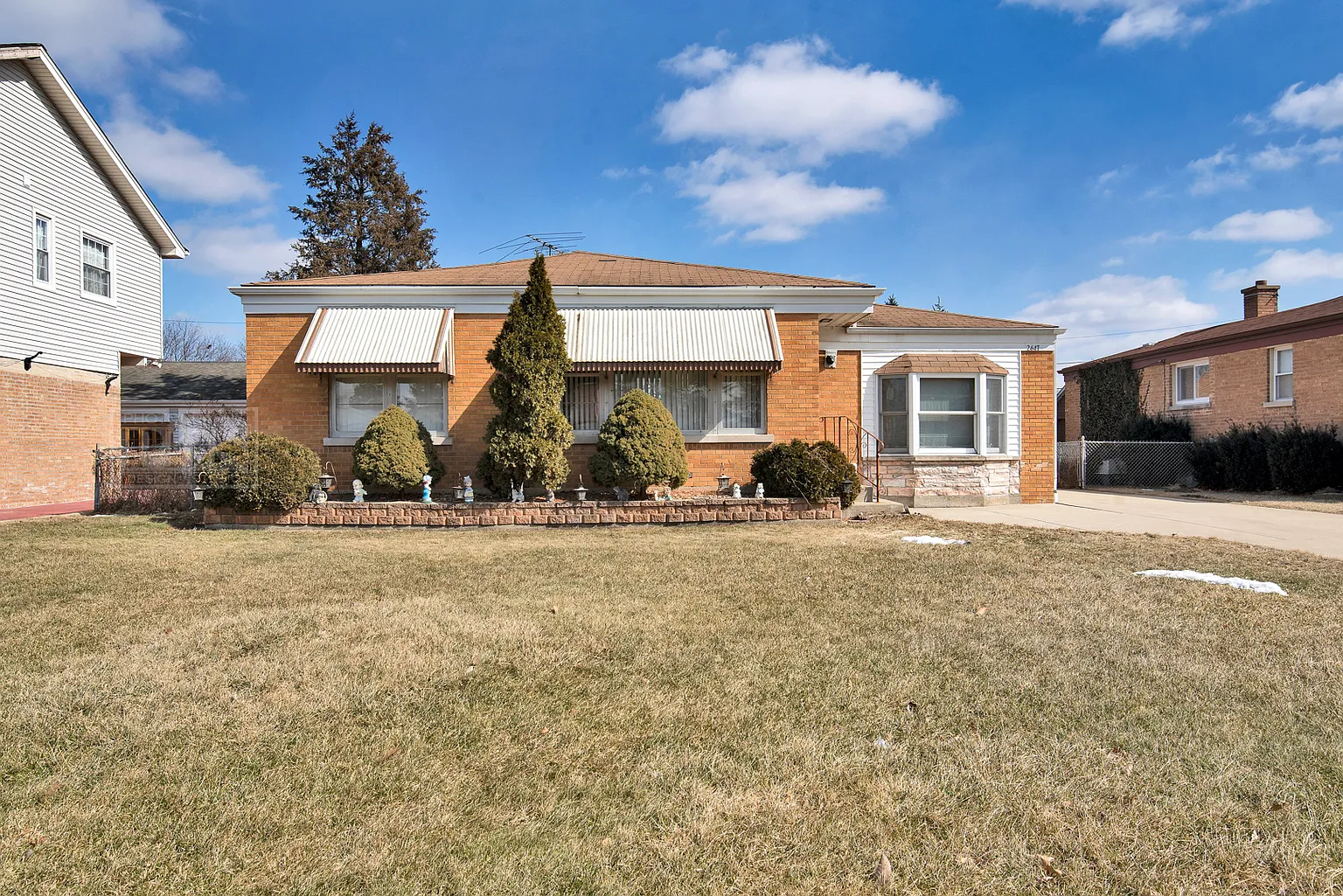 2647 Sarah St photo 1
