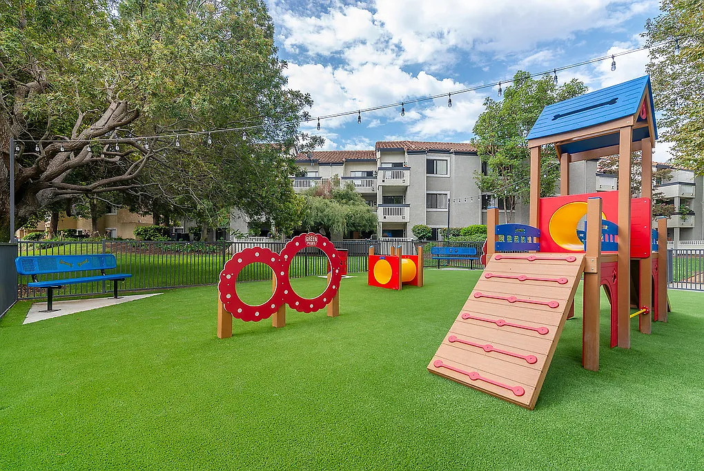 Parkside Court — Photo 2