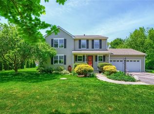 90 Hidden Lake Dr, Saunderstown, RI 02874