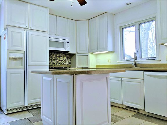 2nd image of 206 Rose Ave