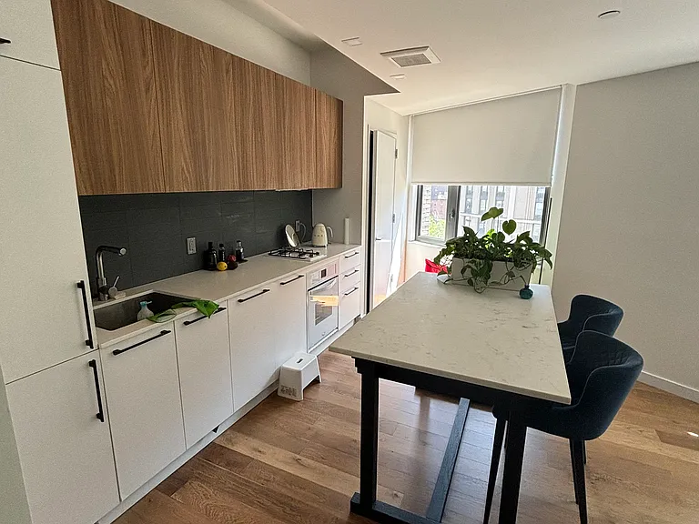 445 W 35th St #2M — Photo 3