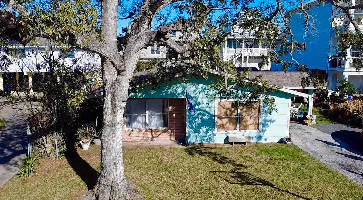 3 bed, 1.0 bath, 1426 sqft, $2,500 — Photo 1