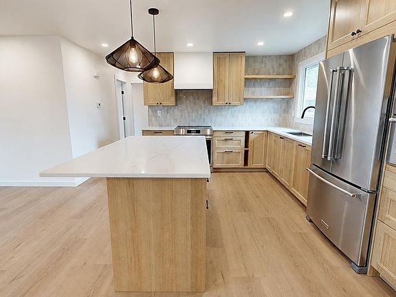 3rd image of 67 Menlo Cres