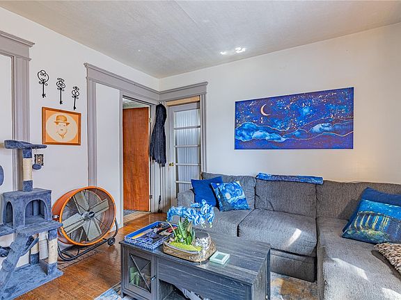 4th image of 477 Parsells Ave