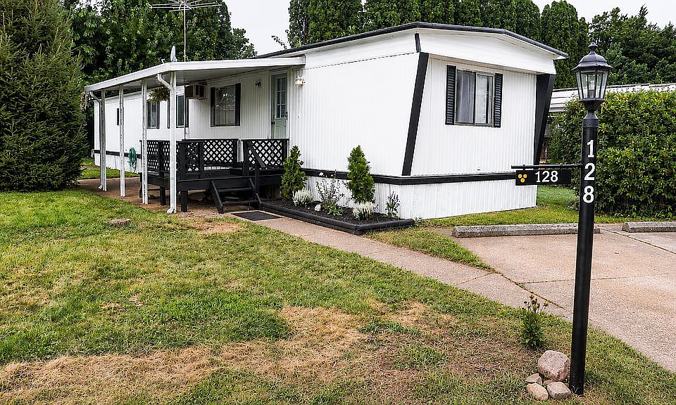 1st image of 128 S Compass Dr
