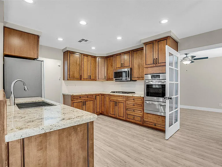 7705 Sea Wind Dr — Photo 10