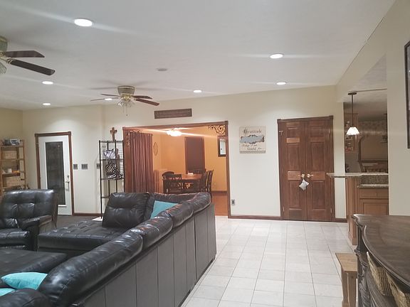 Living room/dining area