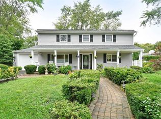31 Lesley Ln, Old Bethpage, NY 11804