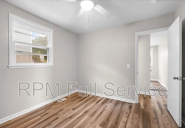 895 W Sharpe Ave #B — Photo 14