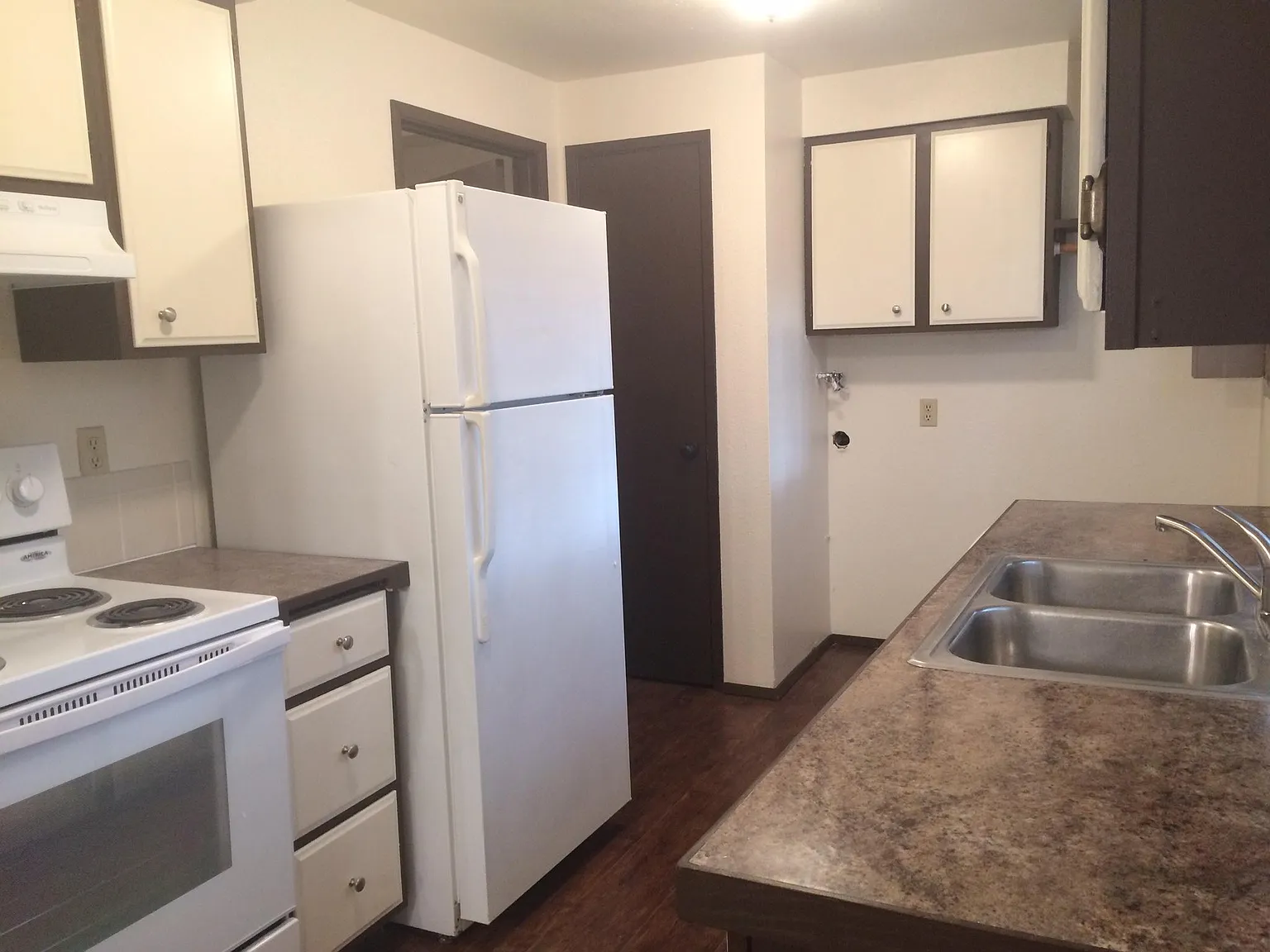 3 bed, 900 sqft, $1,350 — Photo 1