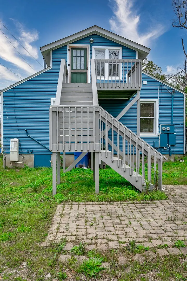 Pre-Leasing for the 27-28 School Year! - Well established neighborhood in prime location — Photo 3