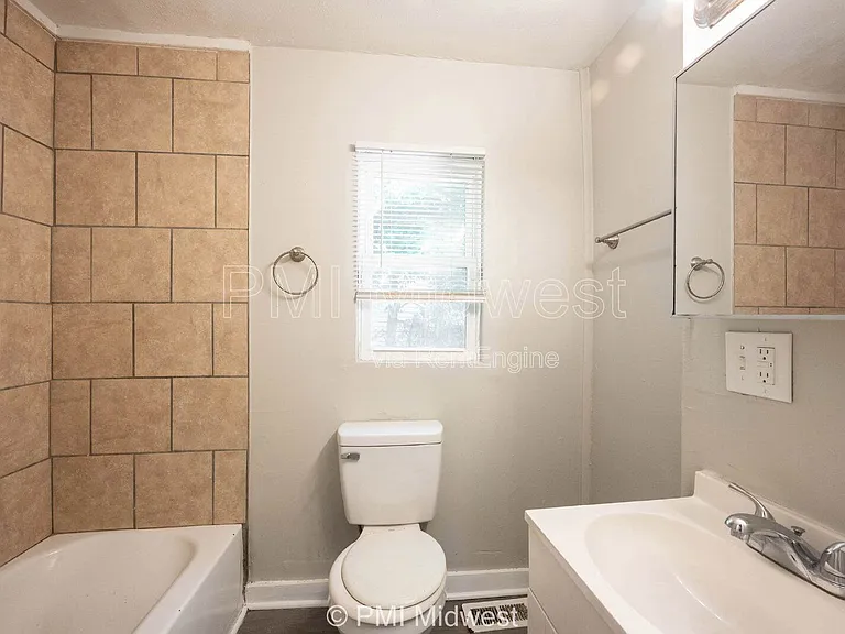 445 W 29th St — Photo 19