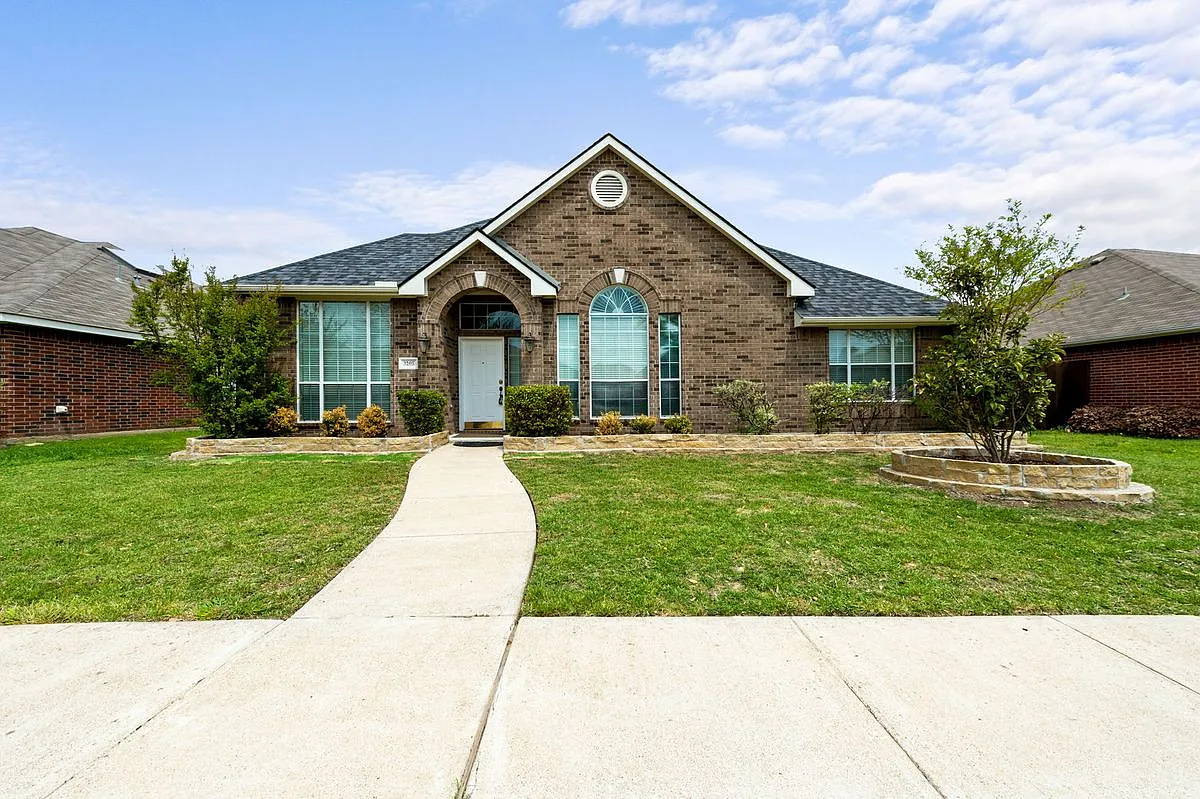 4 bed, 2.0 bath, 2184 sqft, $2,650 — Photo 1