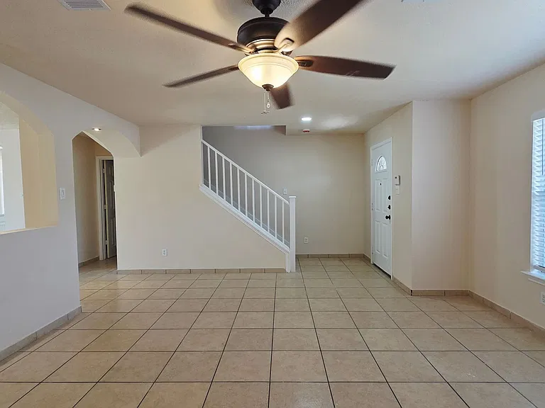 402 Empresario Dr — Photo 3