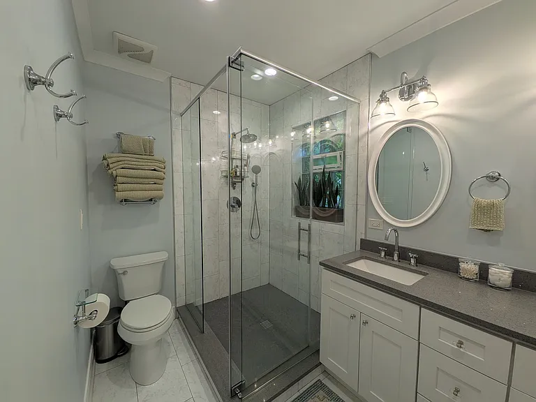 2741 Lincolnwood Dr — Photo 12