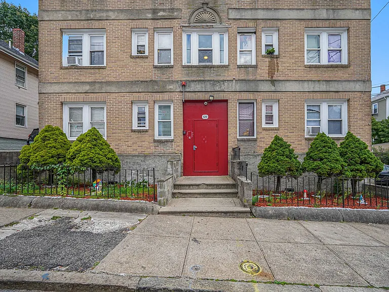 126 Sumner Ave — Photo 3