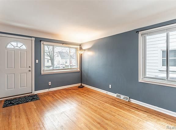 4th image of 2098 Regina Ave