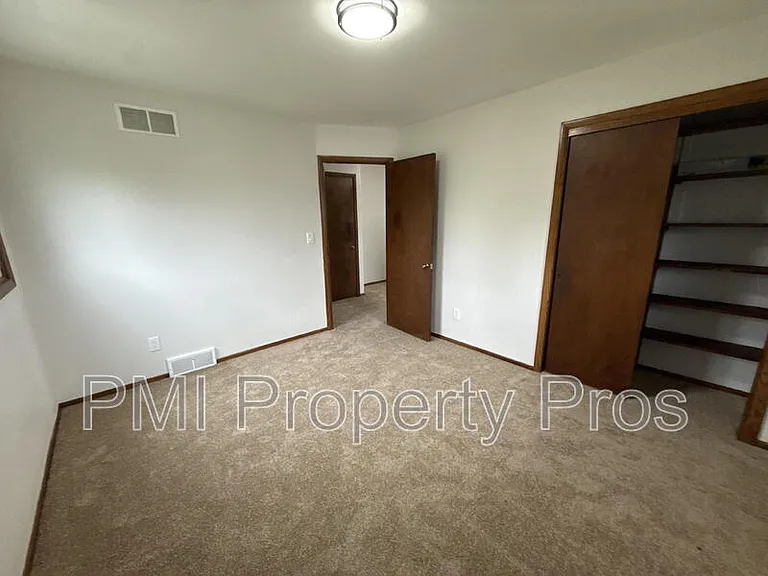 8148 S 88th St — Photo 10