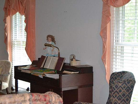 5th image of 335 Woodlawn Dr