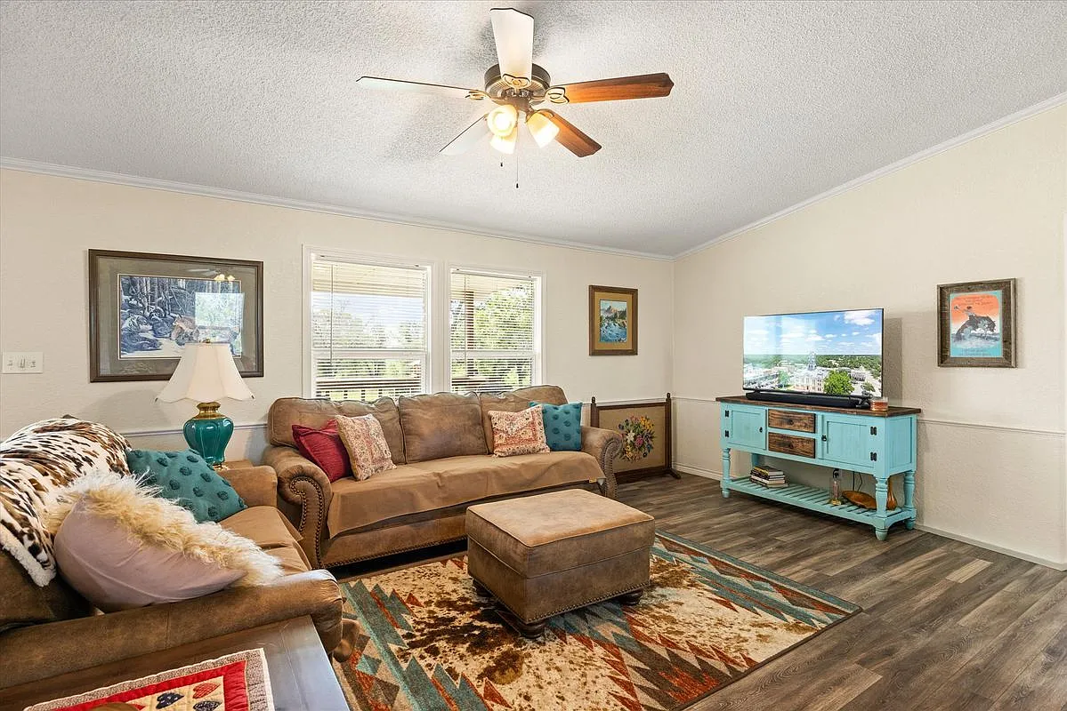 3 bed, 2.0 bath, 1616 sqft, $1,900 — Photo 4