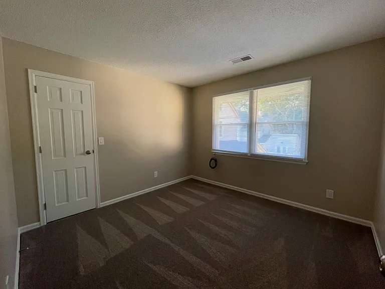 105 E Sands St — Photo 7