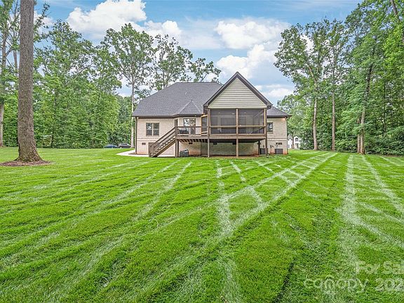 3rd image of 109 Trillium Dr