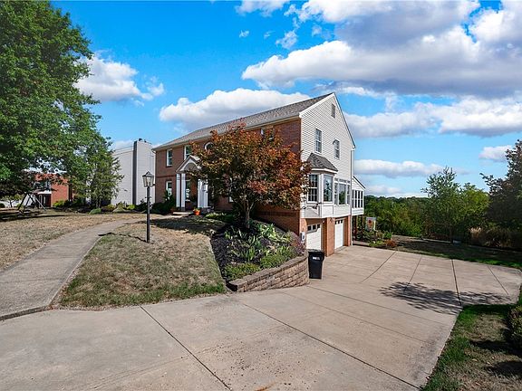 2nd image of 105 Sloan Ct