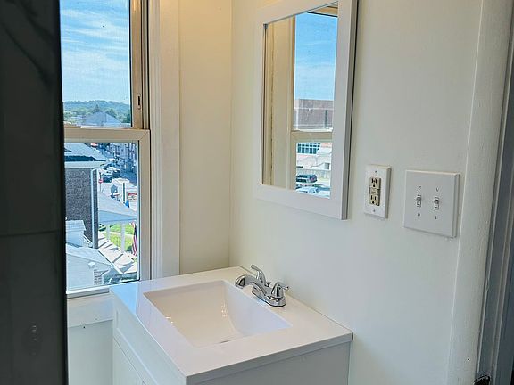 3rd image of 131 W Main St APT 4
