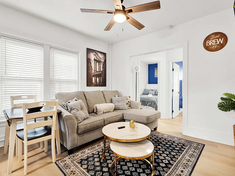 1032 Vaughn St — Photo 4