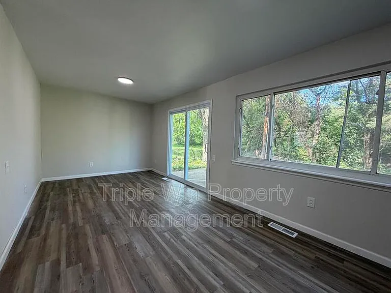 945 Paddock Dr — Photo 8