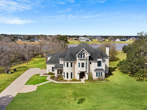 2nd image of 414 Lakeland Cir