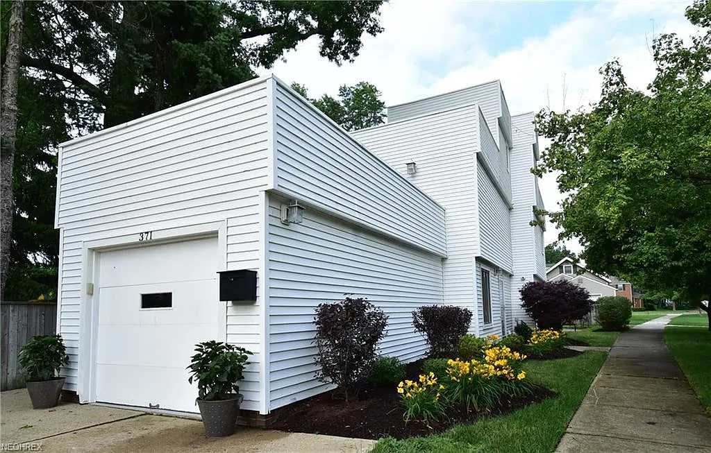 371 Canterbury Rd photo 1