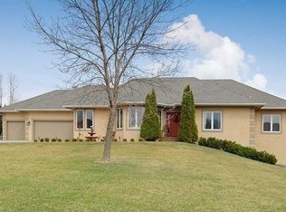 520 Pineview Ct, Chanhassen, MN 55317