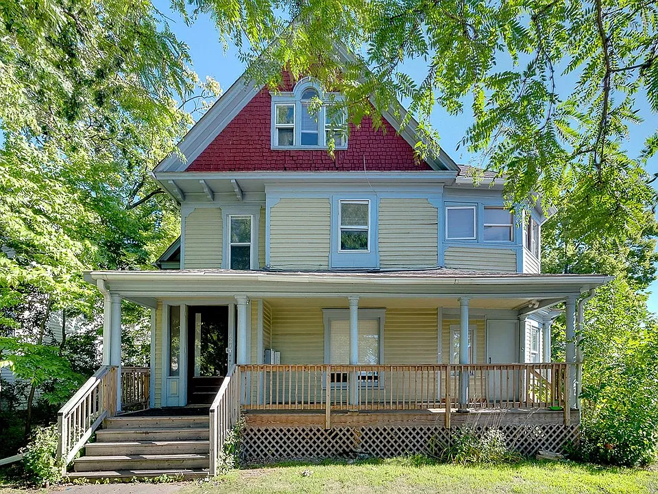 821 6th St SE