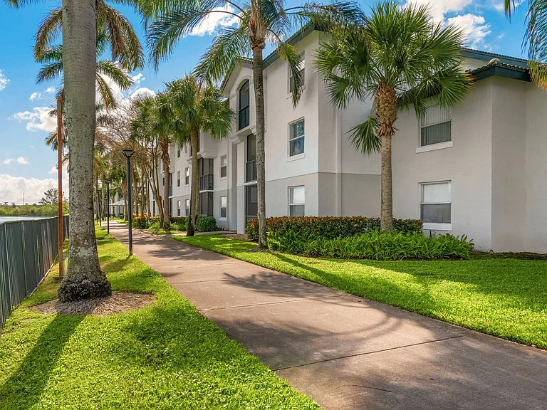 Palm Trace Landings Apartments — Photo 27