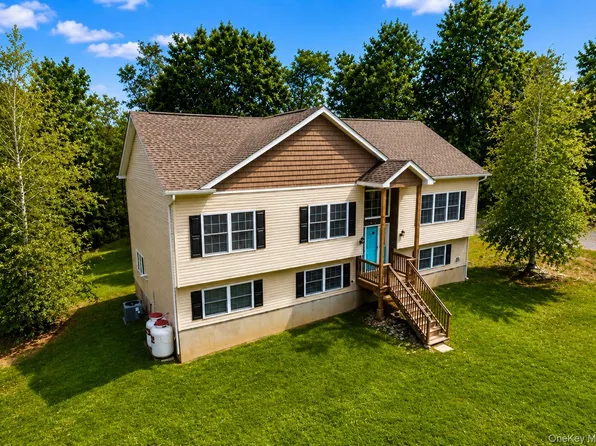 9 Jake Henry Drive, Marlboro, NY 12542