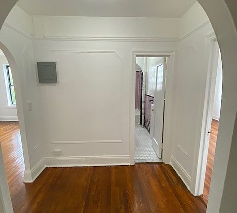 5th image of 3216 Crescent St #3J