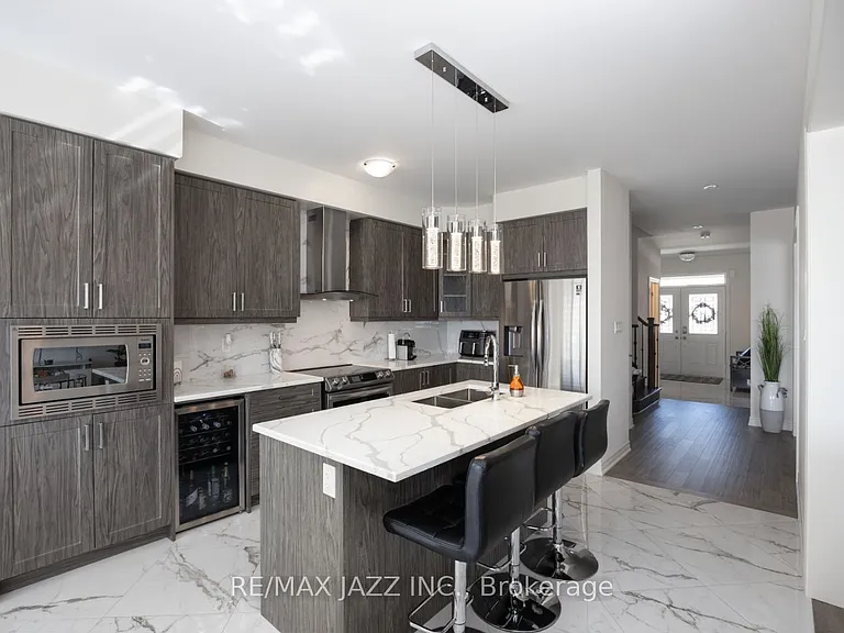 131 Courtney St — Photo 5